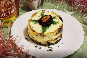 Салат з грибами і чорносливом - покроковий рецепт Салат з грибами і чорносливом - покроковий рецепт