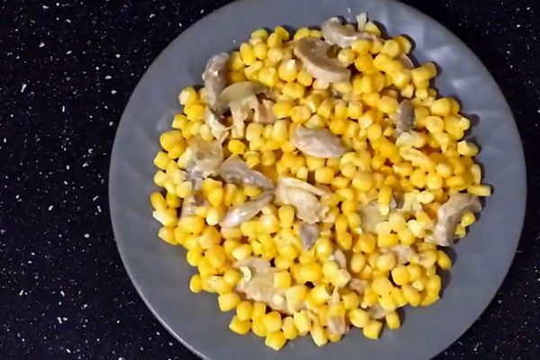 Салат з кукурудзою і грибами