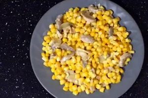 Салат з кукурудзою і грибами - покроковий рецепт Салат з кукурудзою і грибами - покроковий рецепт