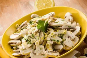 Салат с омлетом и грибами - пошаговый рецепт Салат с омлетом и грибами - пошаговый рецепт