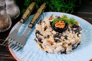 Салат с черносливом и копченой курицей - пошаговый рецепт Салат с черносливом и копченой курицей - пошаговый рецепт