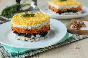 Салат з чорносливом, куркою і морквою - покроковий рецепт Салат з чорносливом, куркою і морквою - покроковий рецепт