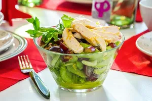 Салат з куркою і виноградом - покроковий рецепт Салат з куркою і виноградом - покроковий рецепт