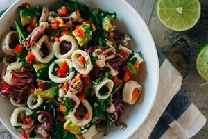 Пісний салат з кальмарами - покроковий рецепт Пісний салат з кальмарами - покроковий рецепт