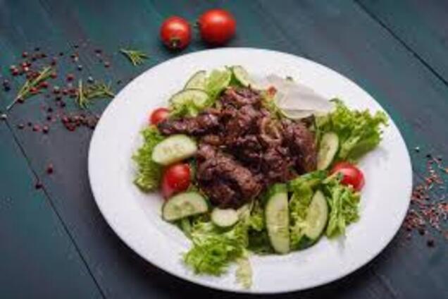 Салат с печенью и огурцами