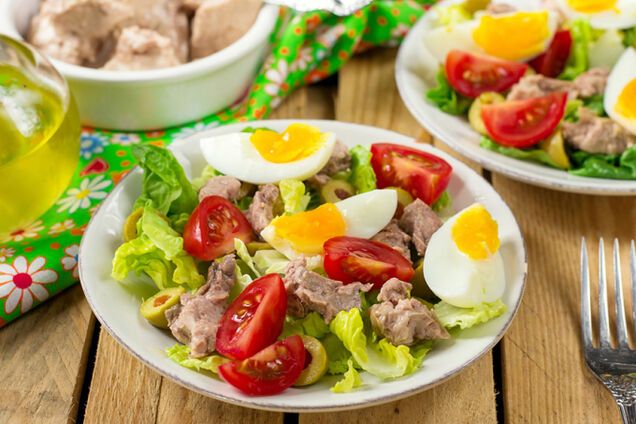 Салат из печени трески с яйцом и луком