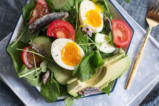 Салат с сардинами и яйцами