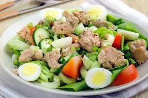 Салат с печенью трески и яйцом - пошаговый рецепт Салат с печенью трески и яйцом - пошаговый рецепт