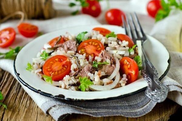 Салат с печенью трески и кукурузой