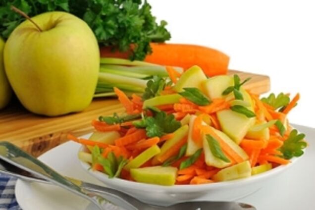 Салат з яблуком, селерою і морквою