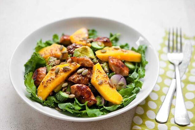 Салат с манго и куриной грудкой