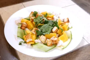 Салат с манго и курицей - пошаговый рецепт Салат с манго и курицей - пошаговый рецепт