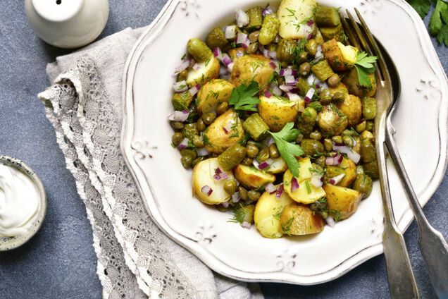 Салат з солоними огірками