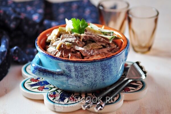Салат с солеными огурцами и говяжьим сердцем