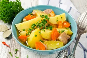 Тушкована картопля з куркою - покроковий рецепт Тушкована картопля з куркою - покроковий рецепт