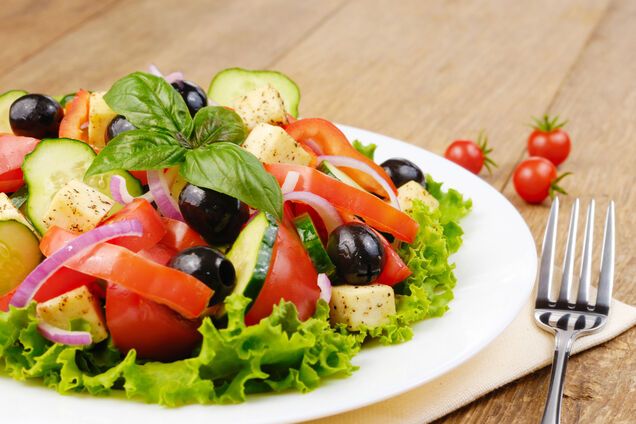 Грецький салат з червоною цибулею