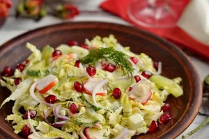 Салат с крабовыми палочками и молодой капустой - пошаговый рецепт Салат с крабовыми палочками и молодой капустой - пошаговый рецепт