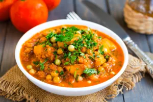 Тушеная картошка с тушенкой - пошаговый рецепт Тушеная картошка с тушенкой - пошаговый рецепт