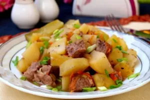 Тушкована картопля з м'ясом - покроковий рецепт Тушкована картопля з м'ясом - покроковий рецепт