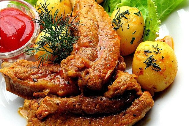 Тушкована картопля з реберцями