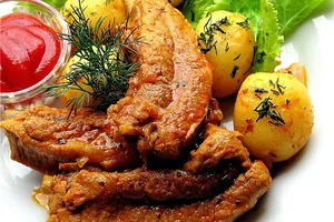 Тушкована картопля з реберцями - покроковий рецепт Тушкована картопля з реберцями - покроковий рецепт