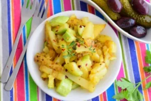 Тушкована картопля з кабачками - покроковий рецепт Тушкована картопля з кабачками - покроковий рецепт