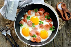 Яичница с сосисками - пошаговый рецепт Яичница с сосисками - пошаговый рецепт