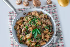 Тушеная картошка с шампиньонами - пошаговый рецепт Тушеная картошка с шампиньонами - пошаговый рецепт