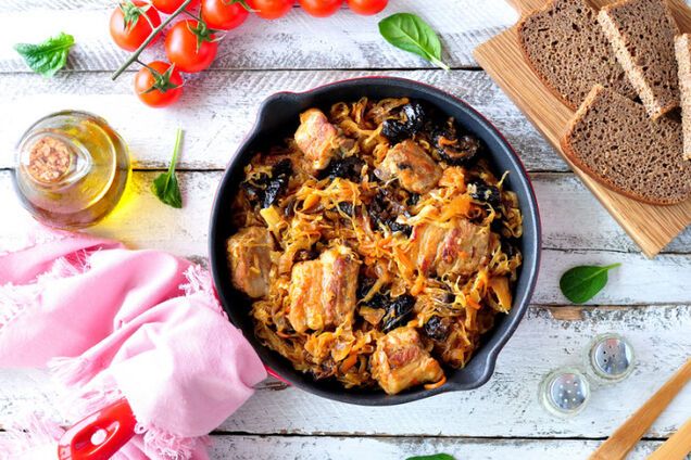 Тушкована капуста з реберцями