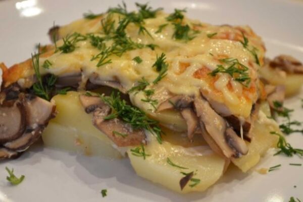 Картошка с сыром и грибами в духовке