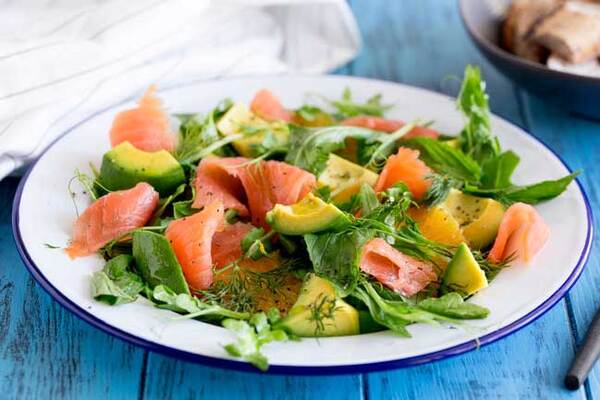 Салат з червоною рибою і листям салату