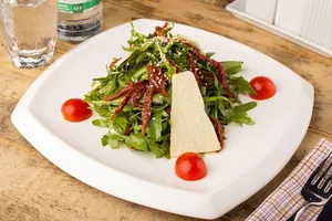 Салат с рукколой и помидорами - пошаговый рецепт Салат с рукколой и помидорами - пошаговый рецепт