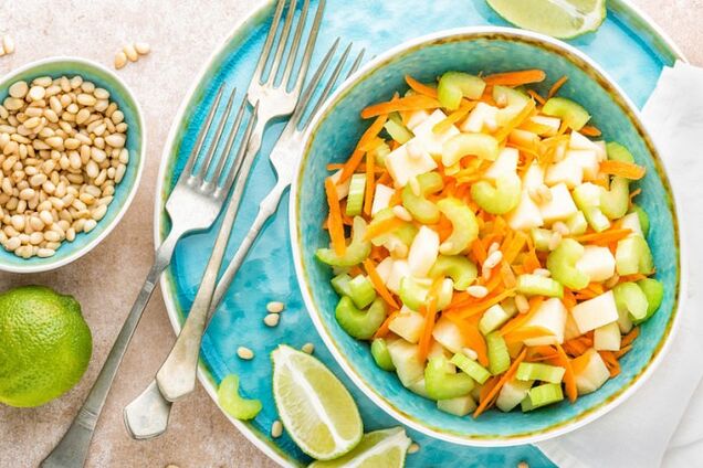 Салат с сельдереем, яблоком и морковью