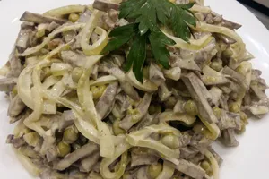 Салат из куриных сердечек с маринованным луком - пошаговый рецепт Салат из куриных сердечек с маринованным луком - пошаговый рецепт