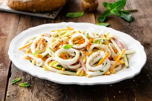 Салат з кальмарами і сиром - покроковий рецепт Салат з кальмарами і сиром - покроковий рецепт