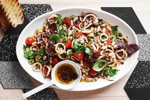 Салат с консервированными кальмарами - пошаговый рецепт Салат с консервированными кальмарами - пошаговый рецепт