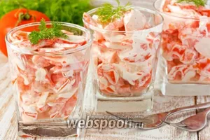 Салат з крабовими паличками і помідорами - покроковий рецепт Салат з крабовими паличками і помідорами - покроковий рецепт