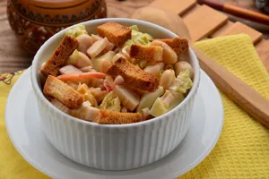 Салат з крабовими паличками і сухариками - покроковий рецепт Салат з крабовими паличками і сухариками - покроковий рецепт
