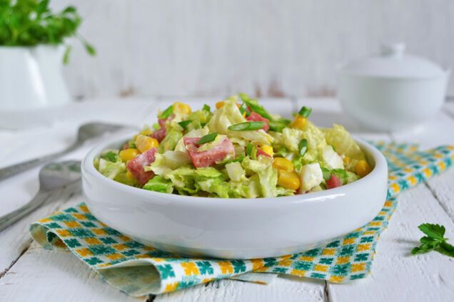 Салат с колбасой, пекинской капустой и кукурузой