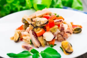 Салат с крабовыми палочками и кальмарами - пошаговый рецепт Салат с крабовыми палочками и кальмарами - пошаговый рецепт