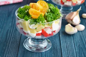 Салат з крабовими паличками класичний - покроковий рецепт Салат з крабовими паличками класичний - покроковий рецепт