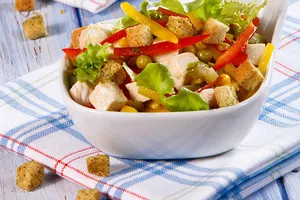 Салат с сухариками и колбасой - пошаговый рецепт Салат с сухариками и колбасой - пошаговый рецепт