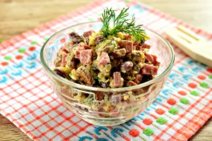 Салат с сухариками, ветчиной и сыром - пошаговый рецепт Салат с сухариками, ветчиной и сыром - пошаговый рецепт