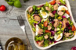 Салат з кукурудзою без майонезу - покроковий рецепт Салат з кукурудзою без майонезу - покроковий рецепт