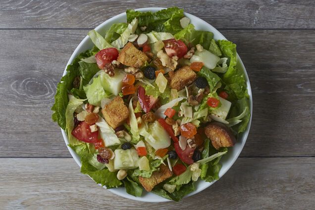 Салат с сухариками и ветчиной