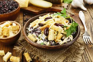 Салат с сухариками и фасолью - пошаговый рецепт Салат с сухариками и фасолью - пошаговый рецепт