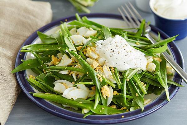 Салат с яйцом и черемшой