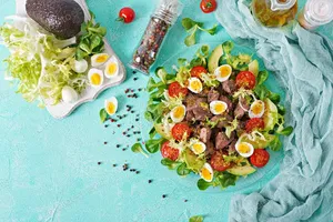 Салат с перепелиными яйцами и курицей - пошаговый рецепт Салат с перепелиными яйцами и курицей - пошаговый рецепт