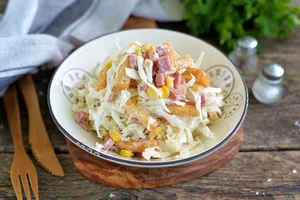 Салат с сухариками и капустой - пошаговый рецепт Салат с сухариками и капустой - пошаговый рецепт