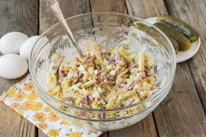 Салат с сухариками и кукурузой - пошаговый рецепт Салат с сухариками и кукурузой - пошаговый рецепт